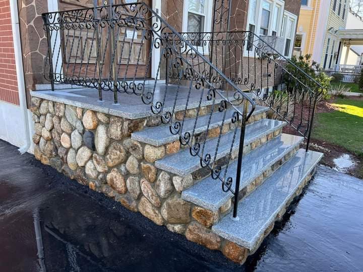 Stone wall with integrated granite steps, salt-and-pepper finish